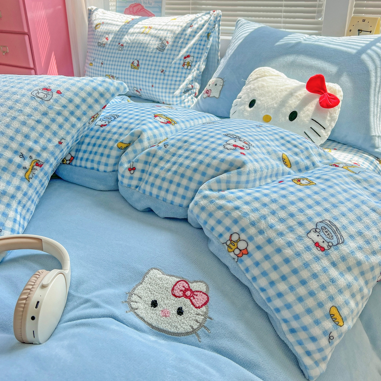 91家纺网 家纺一手货源 找家纺 奈颜 2025新款甜小猫系列高克重牛奶绒毛巾绣四件套-提供买家秀 甜小猫-浅蓝