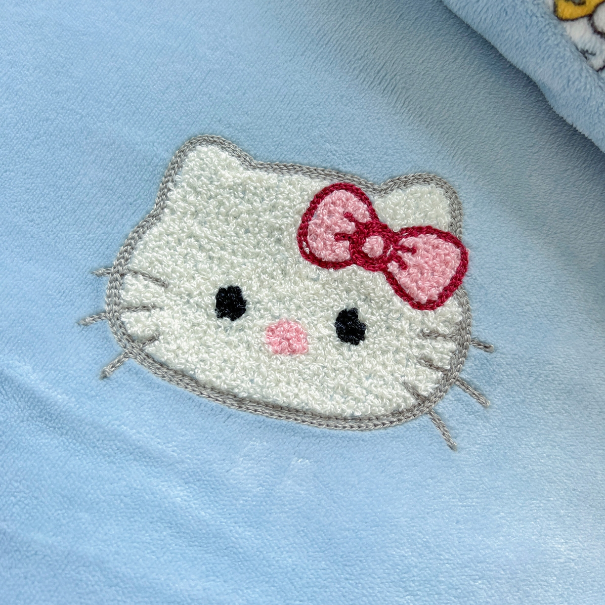 91家纺网 家纺一手货源 找家纺 奈颜 2025新款甜小猫系列高克重牛奶绒毛巾绣四件套-提供买家秀 甜小猫-浅蓝