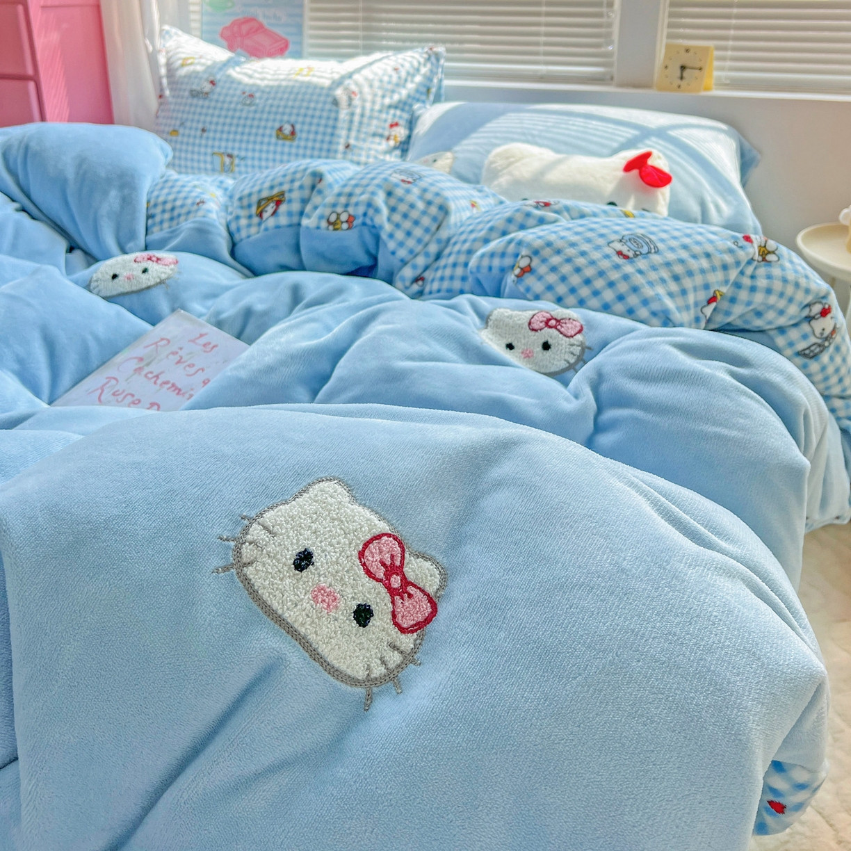 91家纺网 家纺一手货源 找家纺 奈颜 2025新款甜小猫系列高克重牛奶绒毛巾绣四件套-提供买家秀 甜小猫-浅蓝