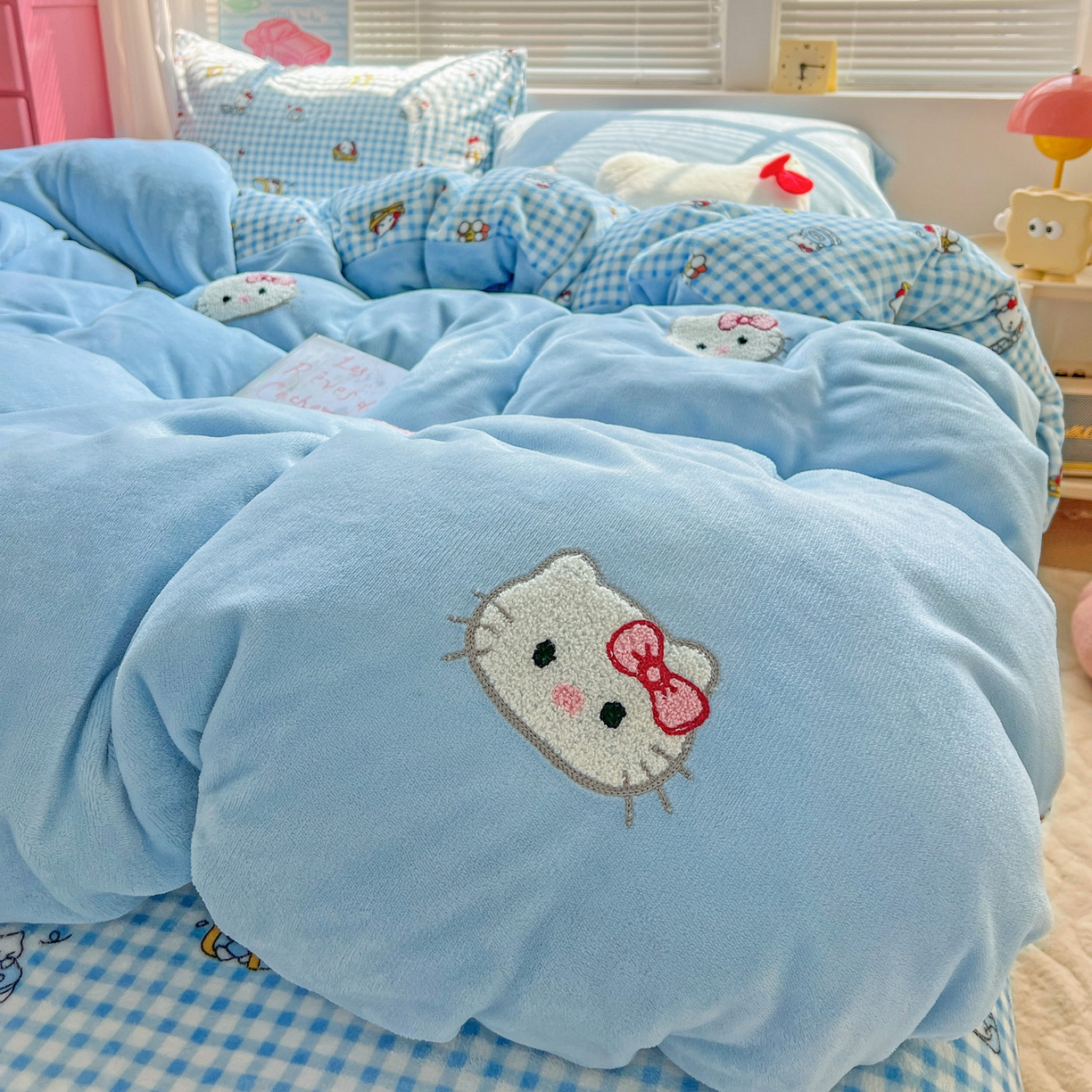 91家纺网 家纺一手货源 找家纺 奈颜 2025新款甜小猫系列高克重牛奶绒毛巾绣四件套-提供买家秀 甜小猫-浅蓝