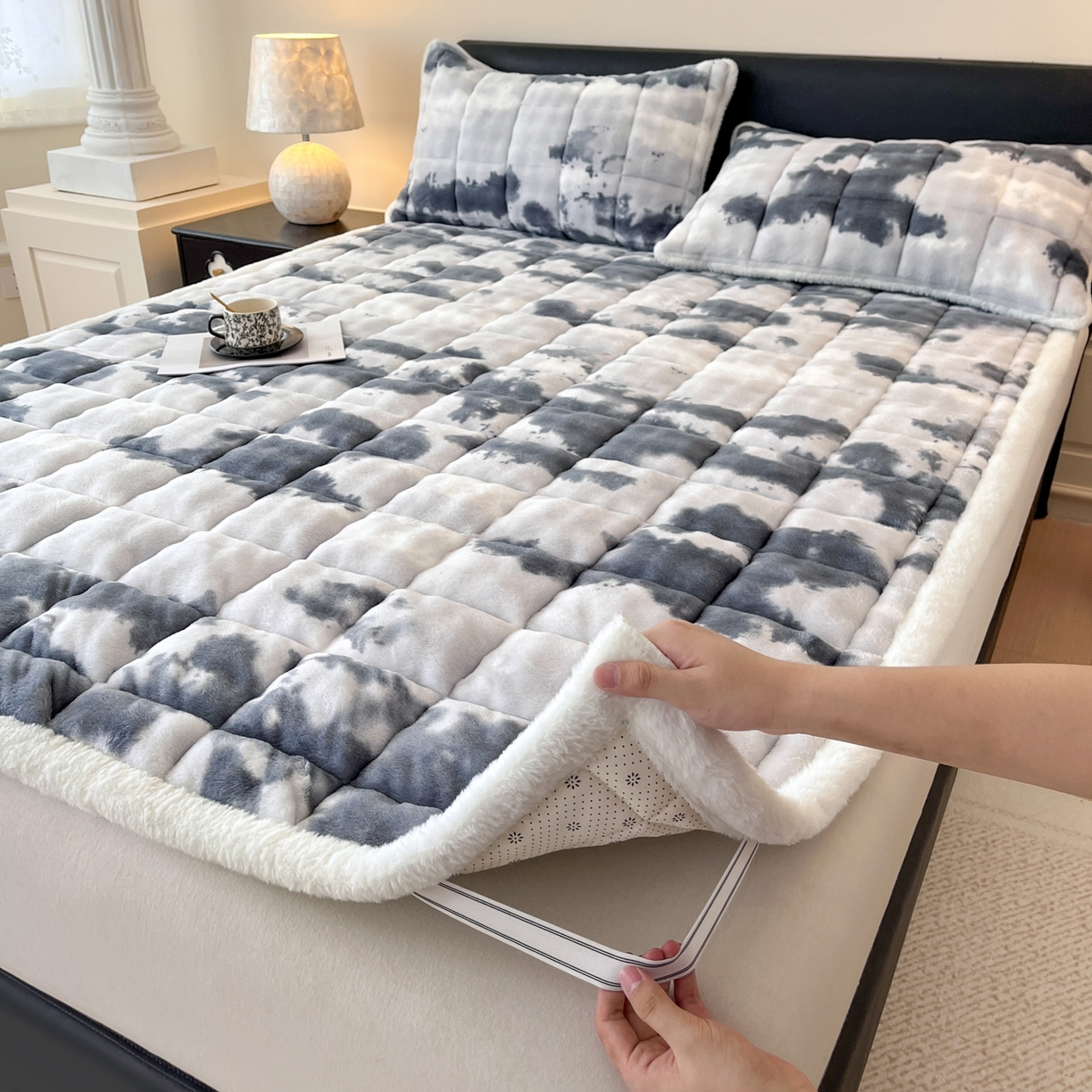 91家纺网 家纺一手货源 找家纺 卡伦家纺 2025新款兔毛绒高克重保暖床垫床褥 云端-灰白