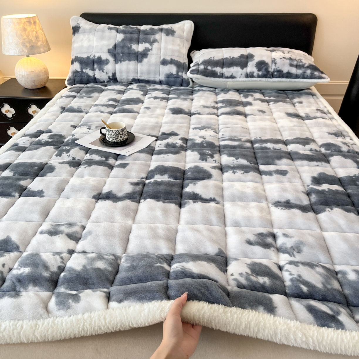 卡伦家纺 2025新款兔毛绒高克重保暖床垫床褥 云端-灰白