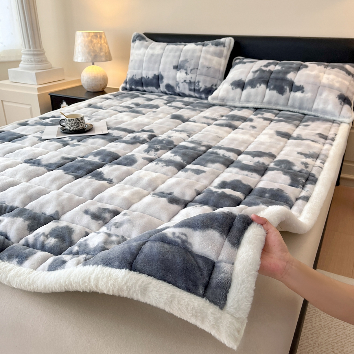 91家纺网 家纺一手货源 找家纺 卡伦家纺 2025新款兔毛绒高克重保暖床垫床褥 云端-灰白