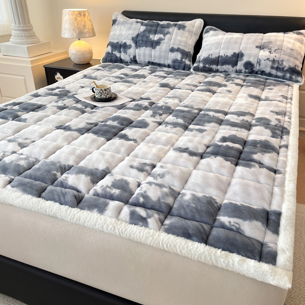 91家纺网 家纺一手货源 找家纺 卡伦家纺 2025新款兔毛绒高克重保暖床垫床褥 云端-灰白