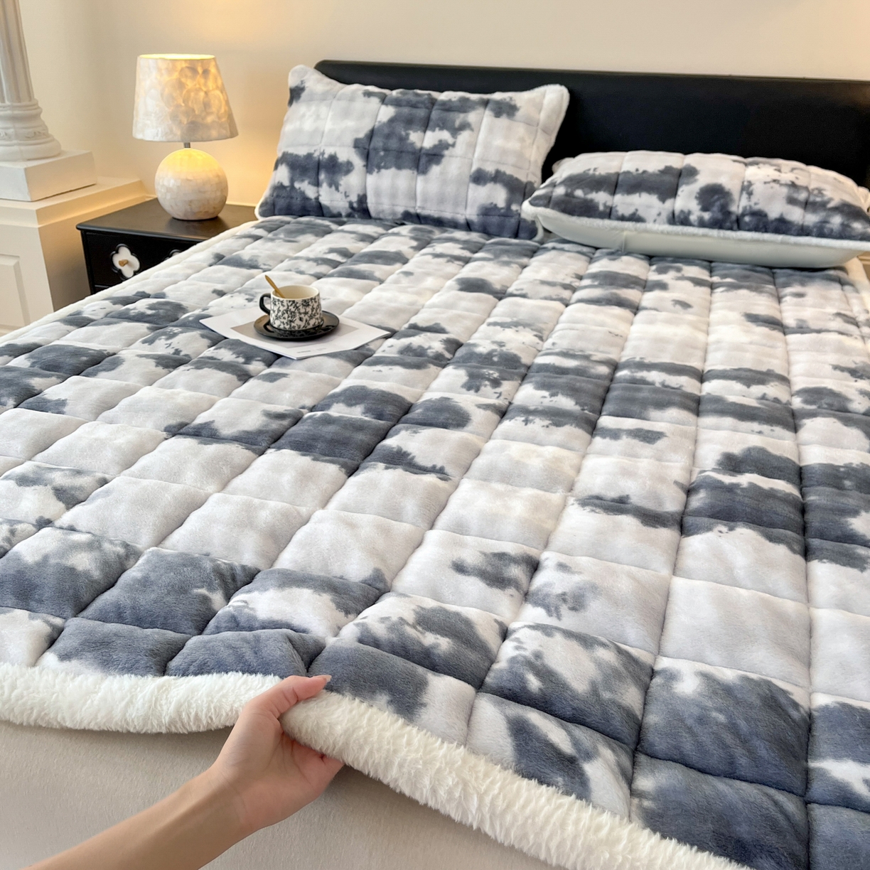 91家纺网 家纺一手货源 找家纺 卡伦家纺 2025新款兔毛绒高克重保暖床垫床褥 云端-灰白