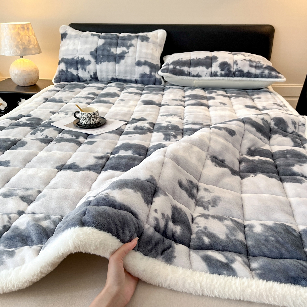 91家纺网 家纺一手货源 找家纺 卡伦家纺 2025新款兔毛绒高克重保暖床垫床褥 云端-灰白