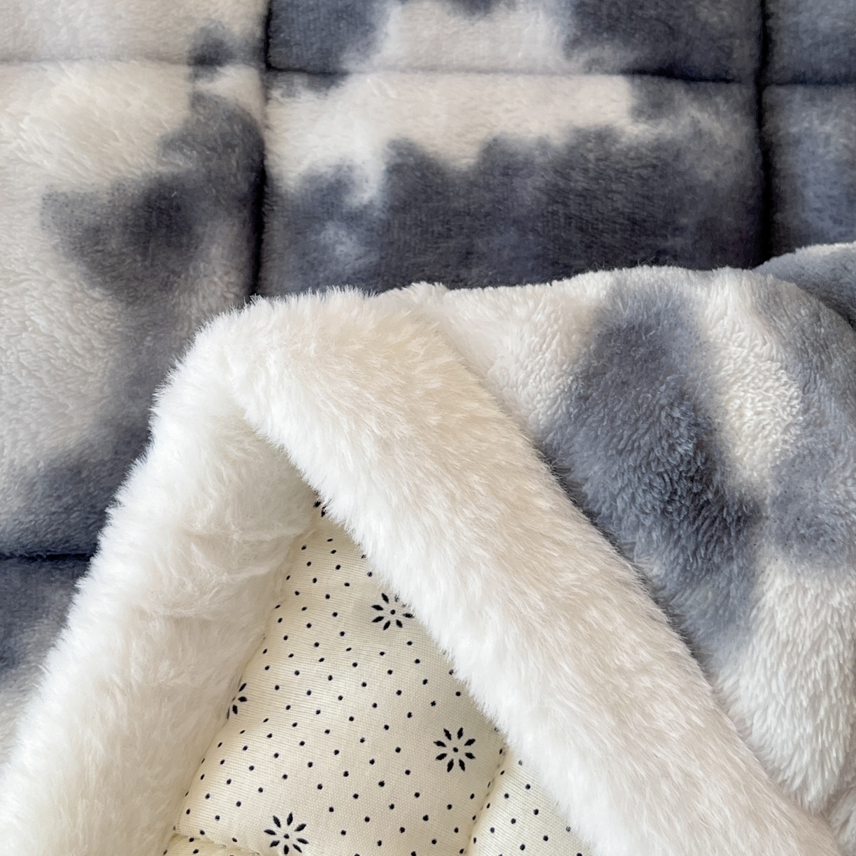 91家纺网 家纺一手货源 找家纺 卡伦家纺 2025新款兔毛绒高克重保暖床垫床褥 云端-灰白