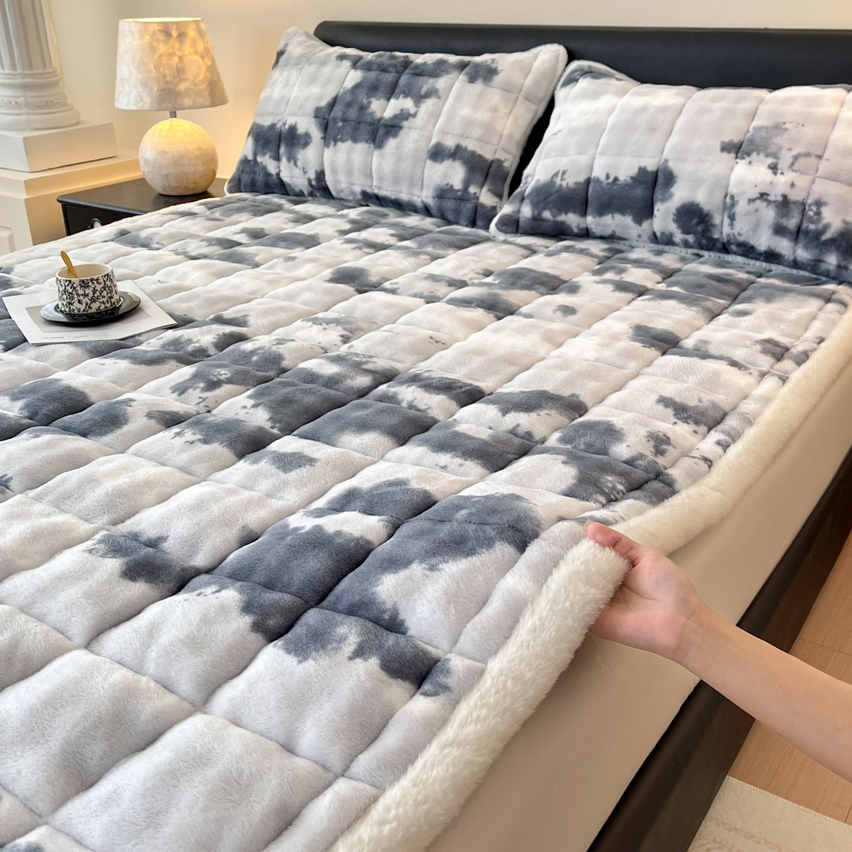 91家纺网 家纺一手货源 找家纺 卡伦家纺 2025新款兔毛绒高克重保暖床垫床褥 云端-灰白