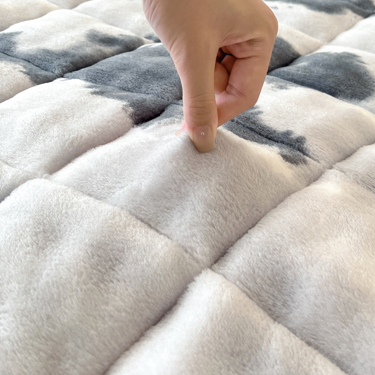 91家纺网 家纺一手货源 找家纺 卡伦家纺 2025新款兔毛绒高克重保暖床垫床褥 云端-灰白