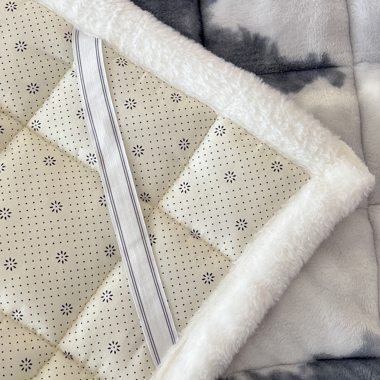 91家纺网 家纺一手货源 找家纺 卡伦家纺 2025新款兔毛绒高克重保暖床垫床褥 云端-灰白