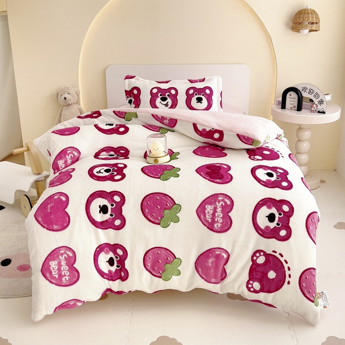 91家纺网 家纺一手货源 找家纺 梵赫 2025新款加厚牛奶绒三件套儿童套件幼儿园三件套系列 草莓熊