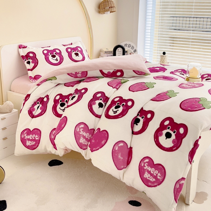 91家纺网 家纺一手货源 找家纺 梵赫 2025新款加厚牛奶绒三件套儿童套件幼儿园三件套系列 草莓熊