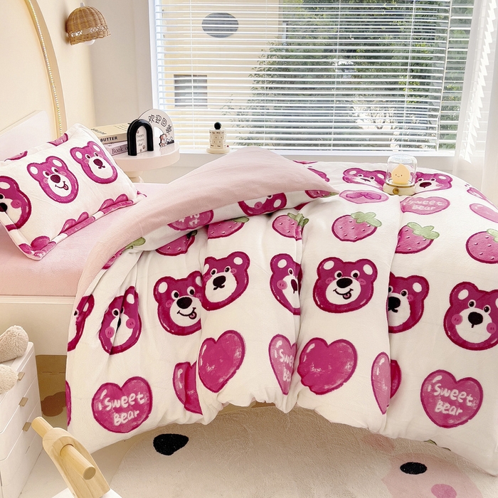 91家纺网 家纺一手货源 找家纺 梵赫 2025新款加厚牛奶绒三件套儿童套件幼儿园三件套系列 草莓熊