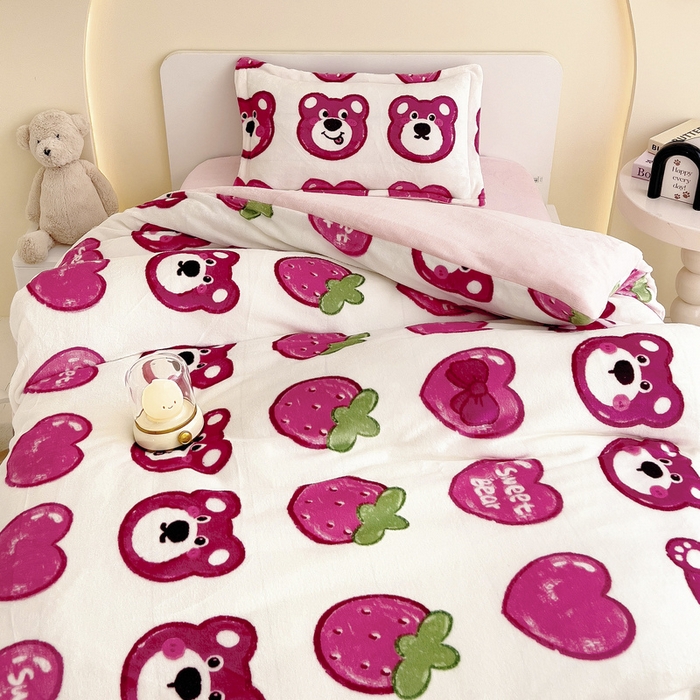 91家纺网 家纺一手货源 找家纺 梵赫 2025新款加厚牛奶绒三件套儿童套件幼儿园三件套系列 草莓熊