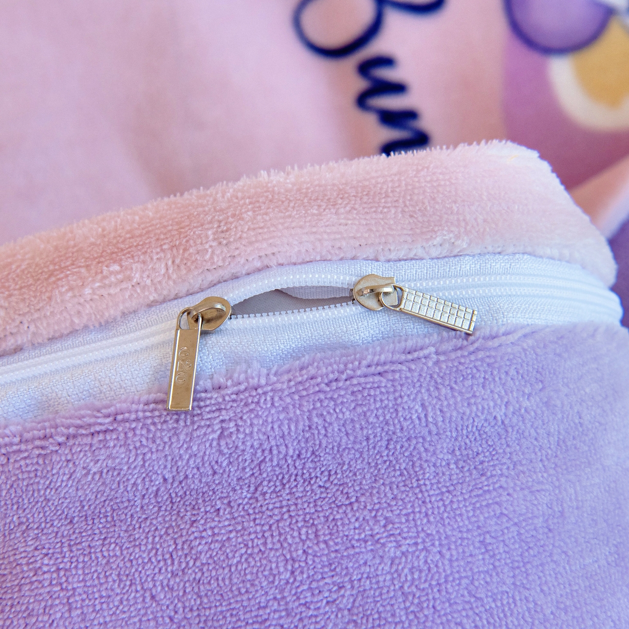 91家纺网 家纺一手货源 找家纺 梵赫 2025新款加厚牛奶绒三件套儿童套件幼儿园三件套系列 大耳朵兔兔