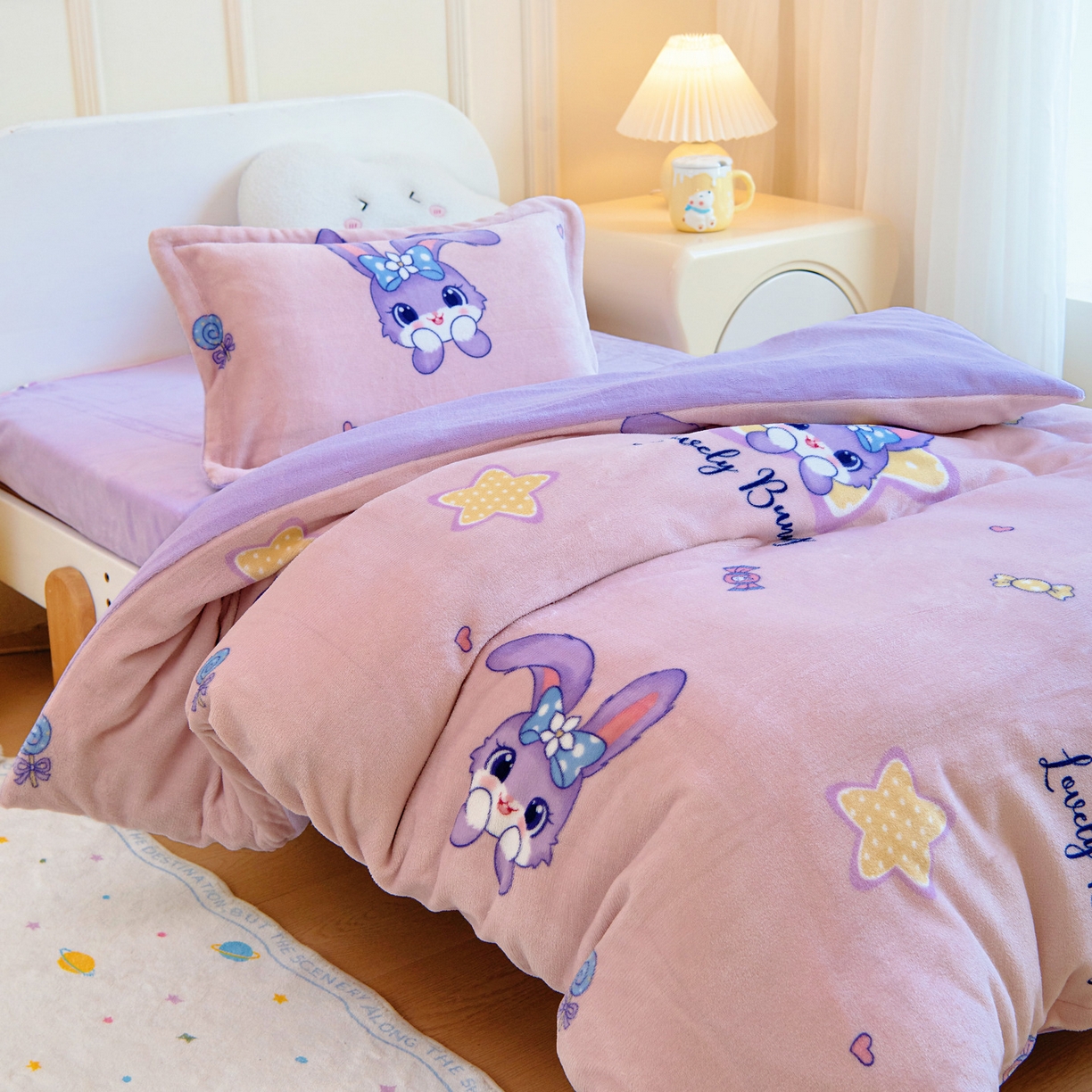 91家纺网 家纺一手货源 找家纺 梵赫 2025新款加厚牛奶绒三件套儿童套件幼儿园三件套系列 大耳朵兔兔