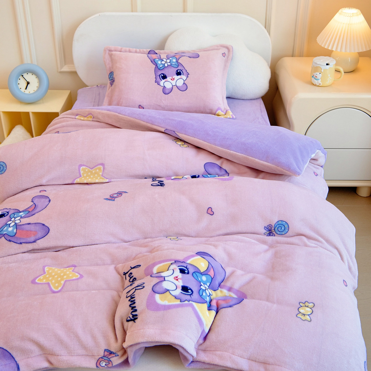 91家纺网 家纺一手货源 找家纺 梵赫 2025新款加厚牛奶绒三件套儿童套件幼儿园三件套系列 大耳朵兔兔