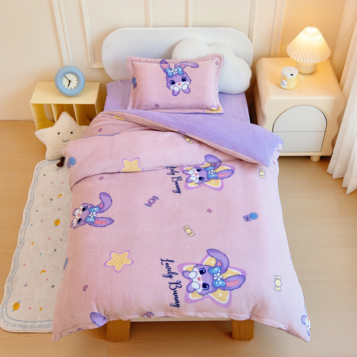 91家纺网 家纺一手货源 找家纺 梵赫 2025新款加厚牛奶绒三件套儿童套件幼儿园三件套系列 大耳朵兔兔