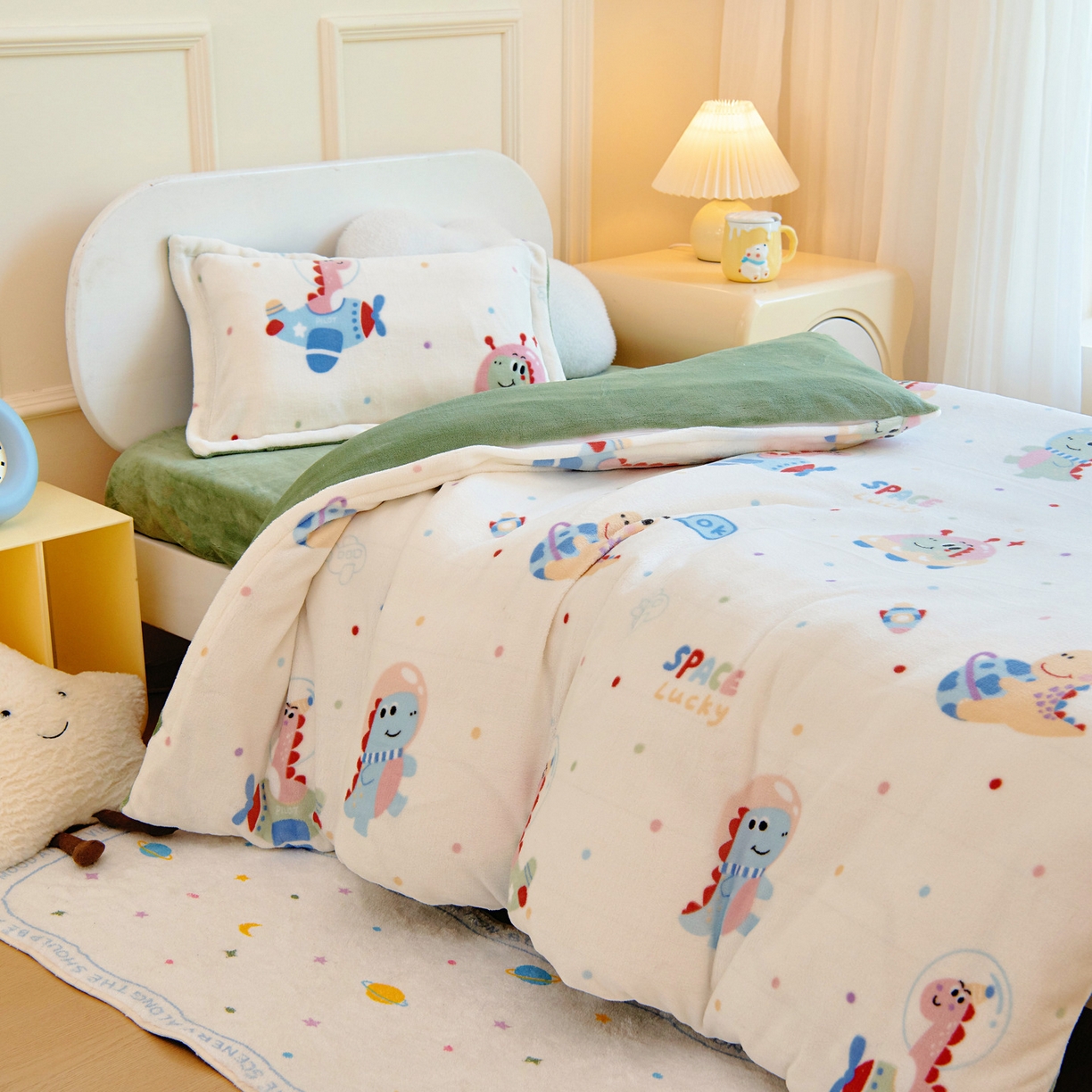 91家纺网 家纺一手货源 找家纺 梵赫 2025新款加厚牛奶绒三件套儿童套件幼儿园三件套系列 飞机小恐龙