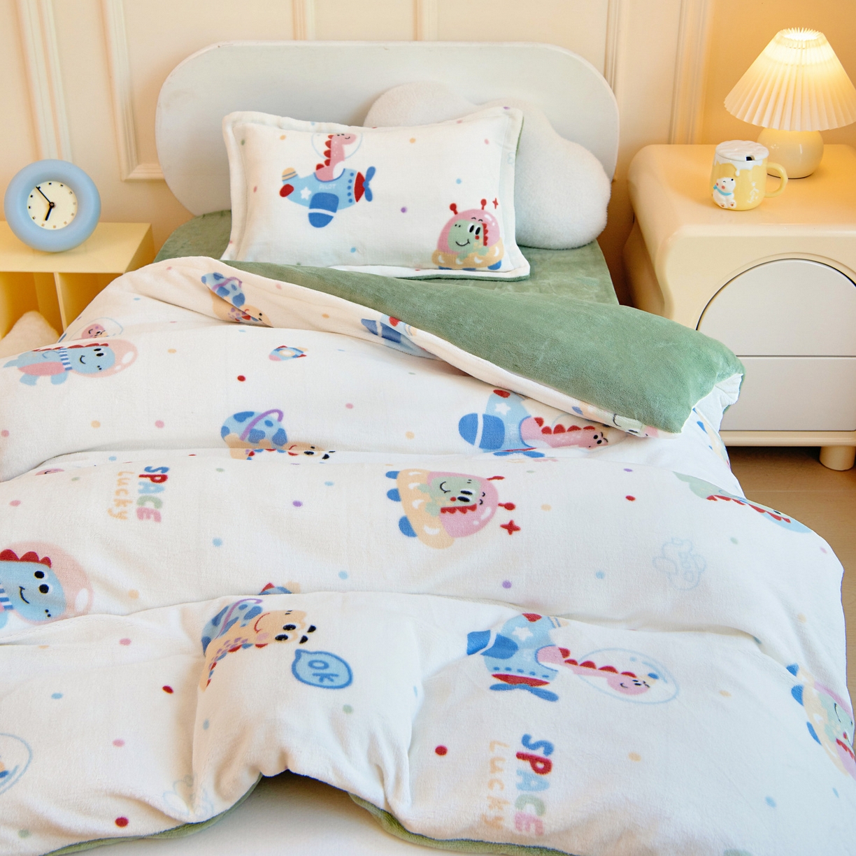 91家纺网 家纺一手货源 找家纺 梵赫 2025新款加厚牛奶绒三件套儿童套件幼儿园三件套系列 飞机小恐龙