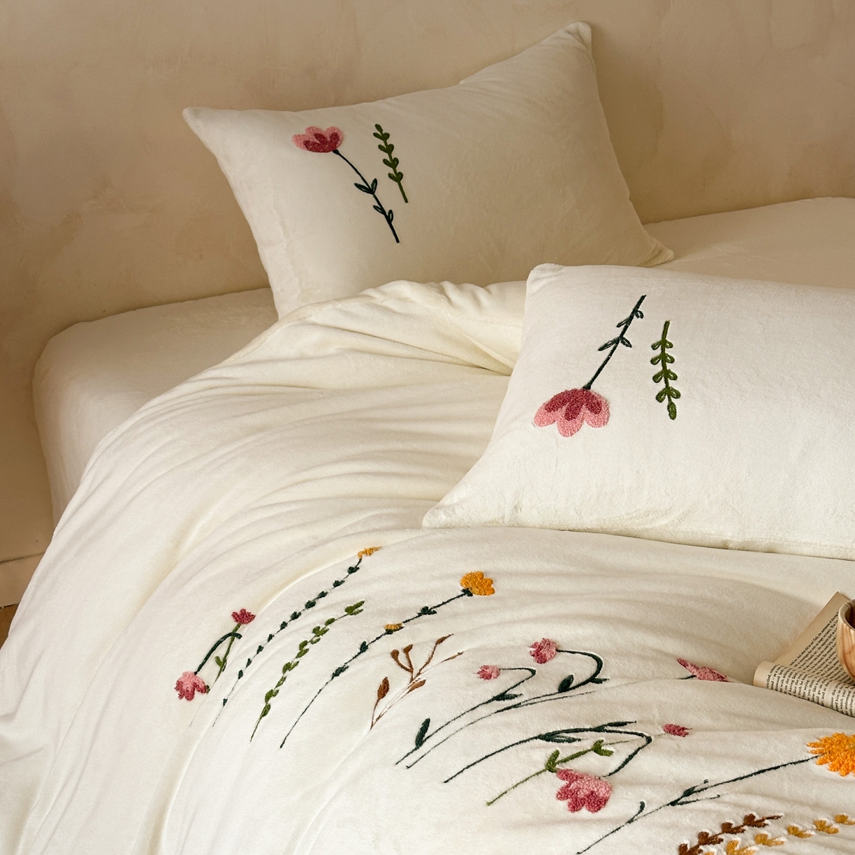 91家纺网 家纺一手货源 找家纺 （总）羚羊语家纺 2025新款【正宗全消光】230克牛奶绒田园风四件套毛巾绣刺绣花秋冬加厚法莱绒法兰绒珊瑚绒三件套