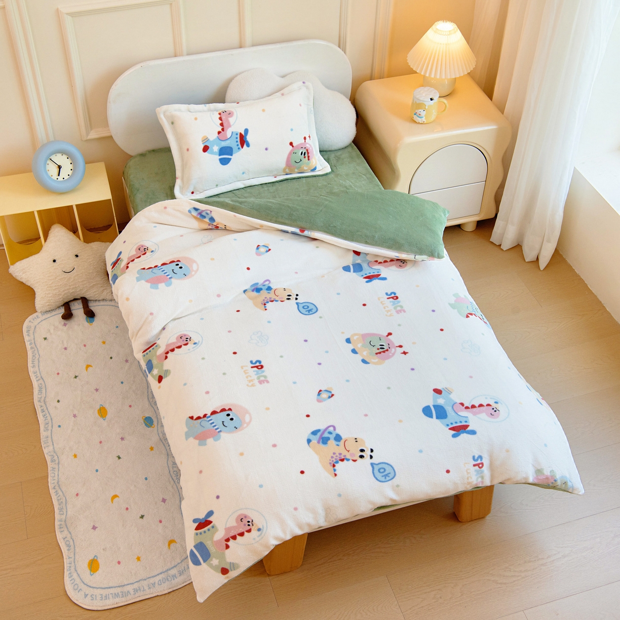 91家纺网 家纺一手货源 找家纺 梵赫 2025新款加厚牛奶绒三件套儿童套件幼儿园三件套系列 飞机小恐龙