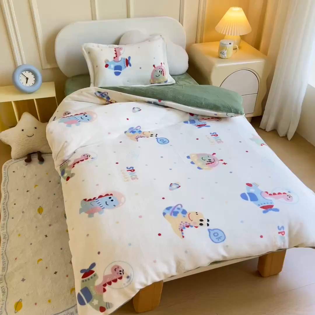 91家纺网 家纺一手货源 找家纺 梵赫 2025新款加厚牛奶绒三件套儿童套件幼儿园三件套系列 飞机小恐龙