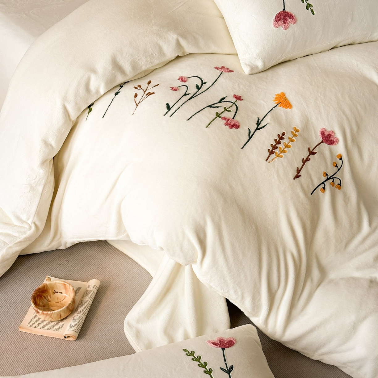 91家纺网 家纺一手货源 找家纺 （总）羚羊语家纺 2025新款【正宗全消光】230克牛奶绒田园风四件套毛巾绣刺绣花秋冬加厚法莱绒法兰绒珊瑚绒三件套