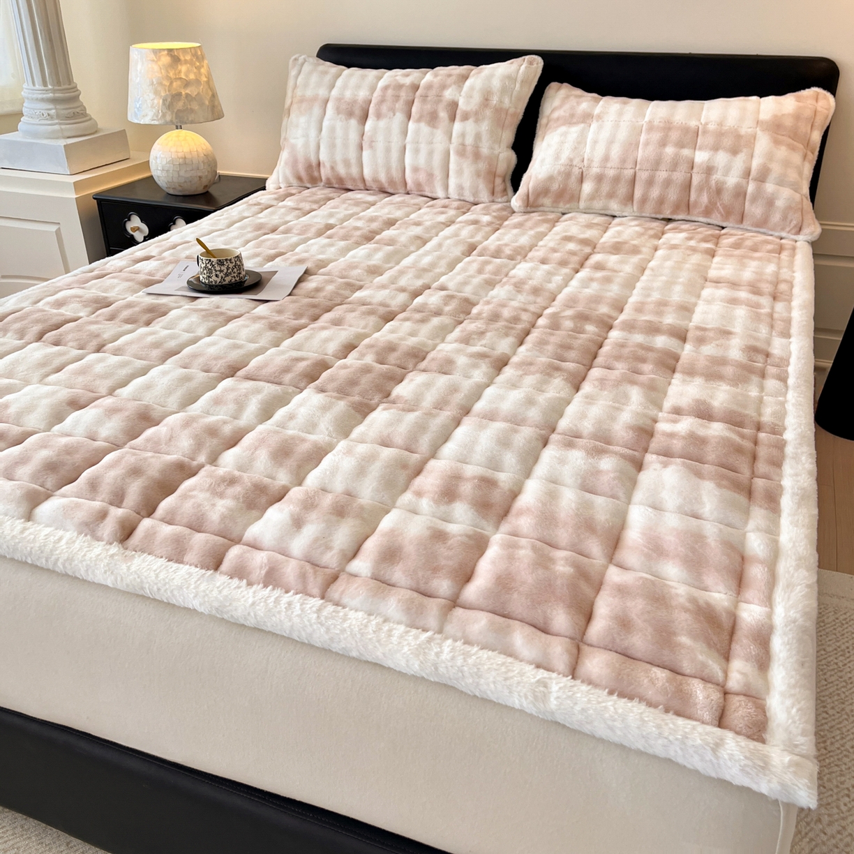 91家纺网 家纺一手货源 找家纺 卡伦家纺 2025新款兔毛绒高克重保暖床垫床褥 云端-奶咖