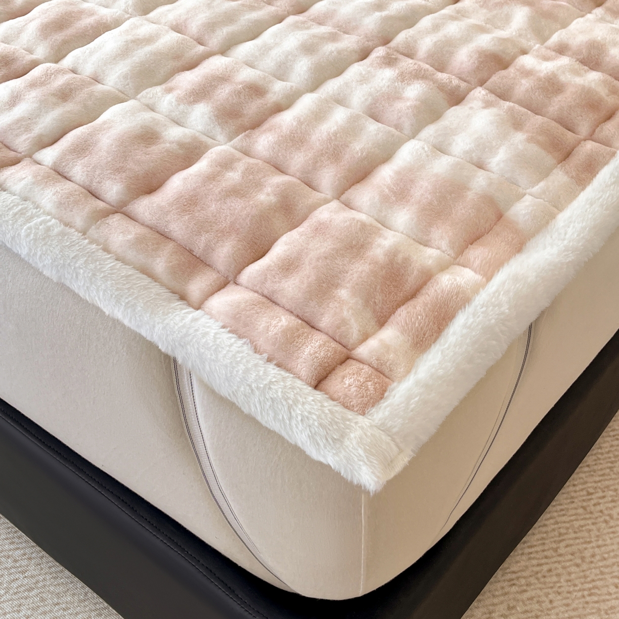 91家纺网 家纺一手货源 找家纺 卡伦家纺 2025新款兔毛绒高克重保暖床垫床褥 云端-奶咖