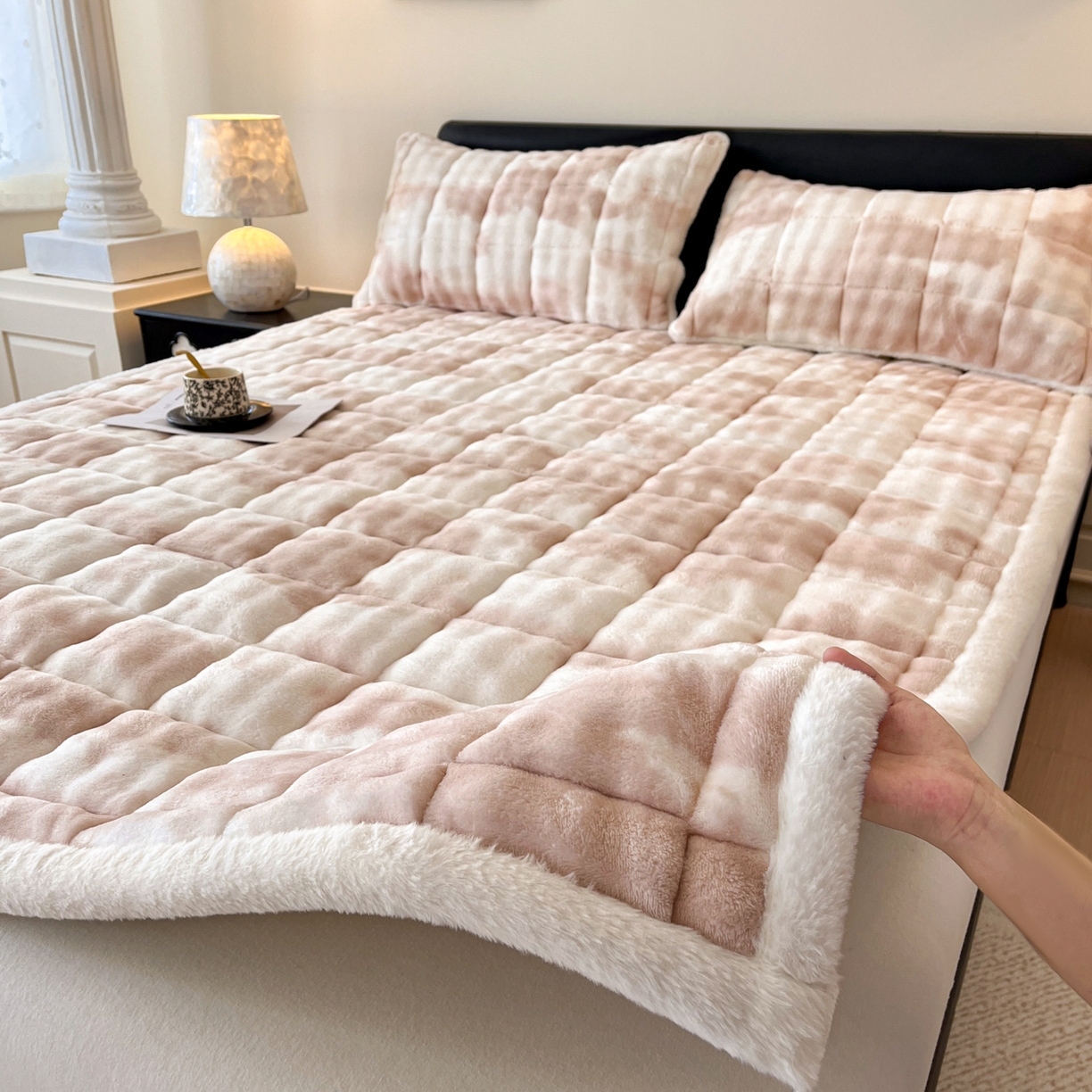 91家纺网 家纺一手货源 找家纺 卡伦家纺 2025新款兔毛绒高克重保暖床垫床褥 云端-奶咖