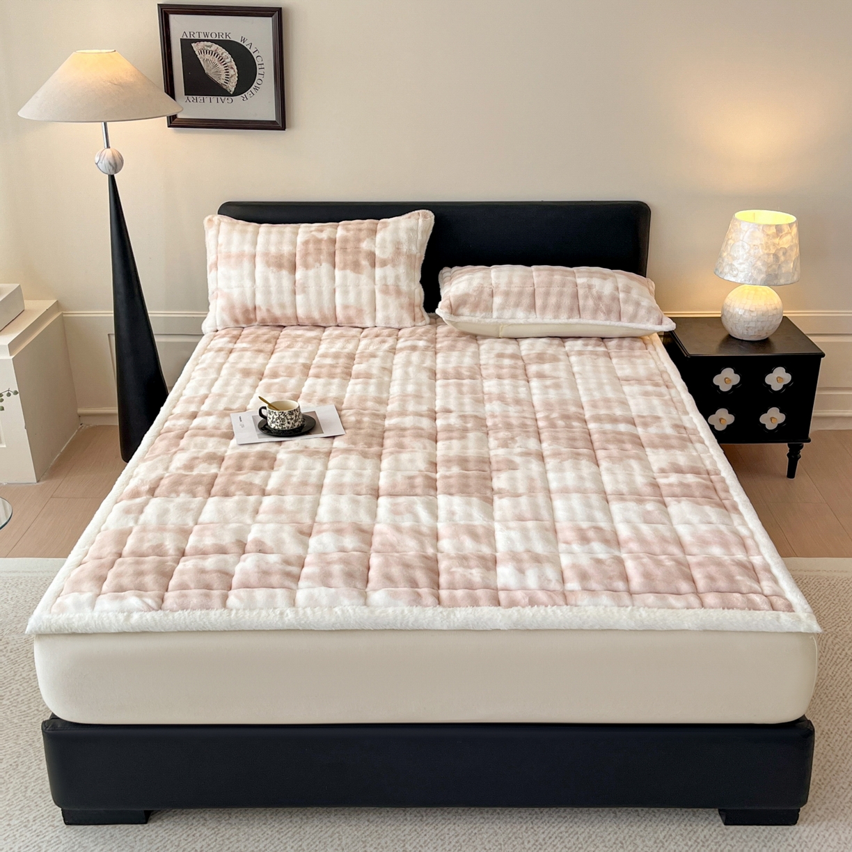 91家纺网 家纺一手货源 找家纺 卡伦家纺 2025新款兔毛绒高克重保暖床垫床褥 云端-奶咖