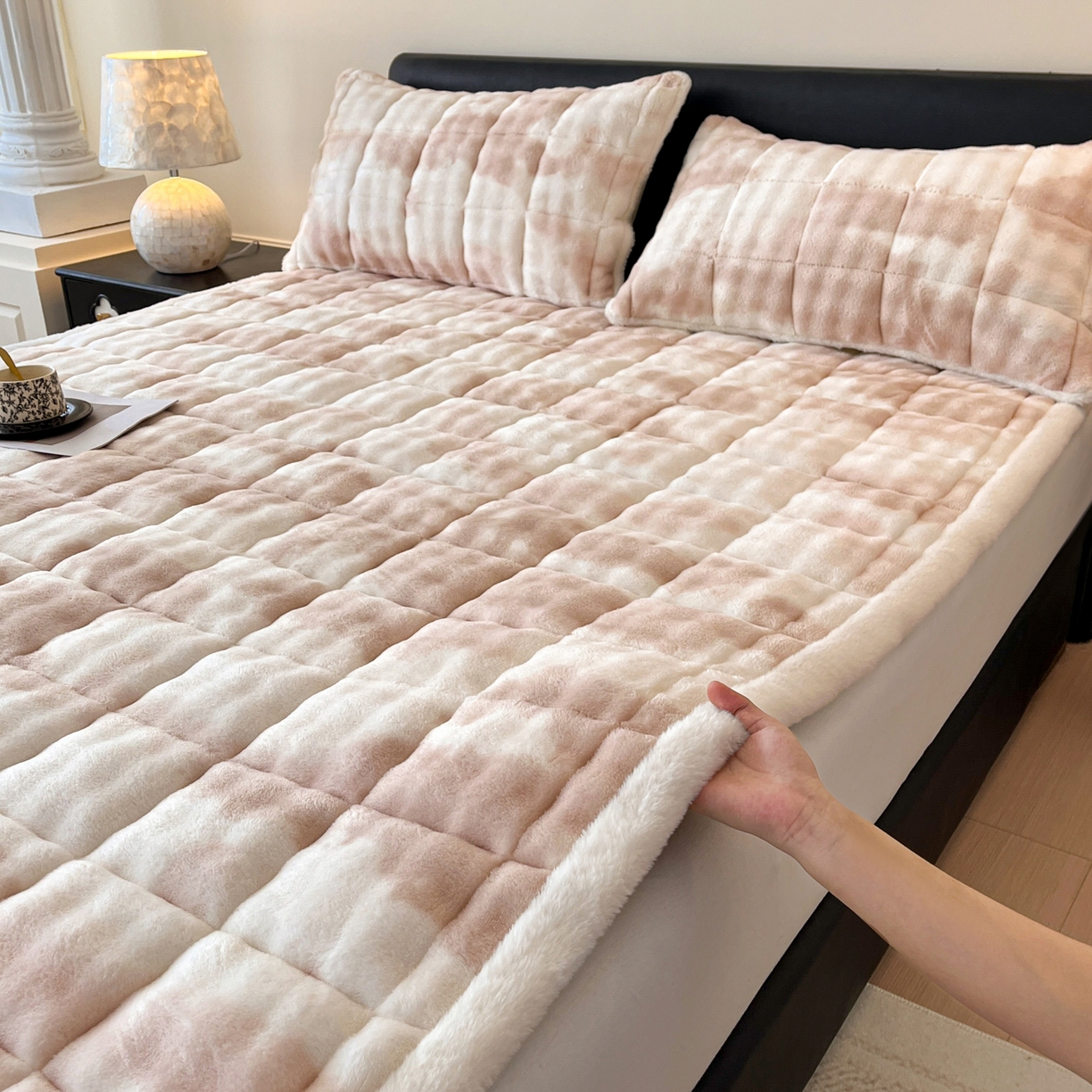 91家纺网 家纺一手货源 找家纺 卡伦家纺 2025新款兔毛绒高克重保暖床垫床褥 云端-奶咖