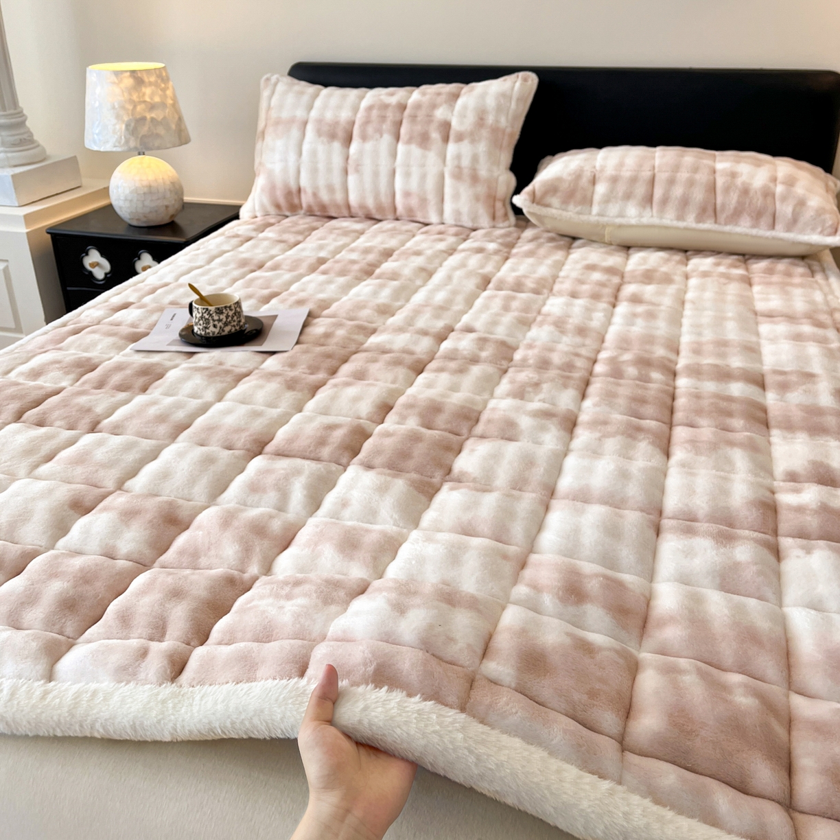 91家纺网 家纺一手货源 找家纺 卡伦家纺 2025新款兔毛绒高克重保暖床垫床褥 云端-奶咖