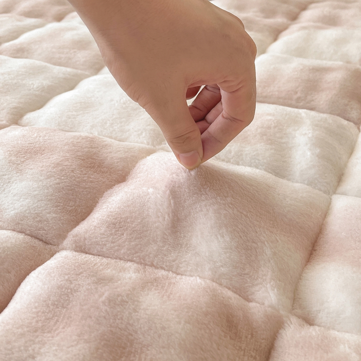 91家纺网 家纺一手货源 找家纺 卡伦家纺 2025新款兔毛绒高克重保暖床垫床褥 云端-奶咖