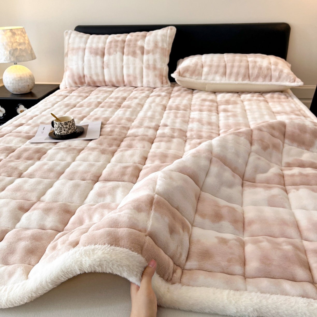 91家纺网 家纺一手货源 找家纺 卡伦家纺 2025新款兔毛绒高克重保暖床垫床褥 云端-奶咖