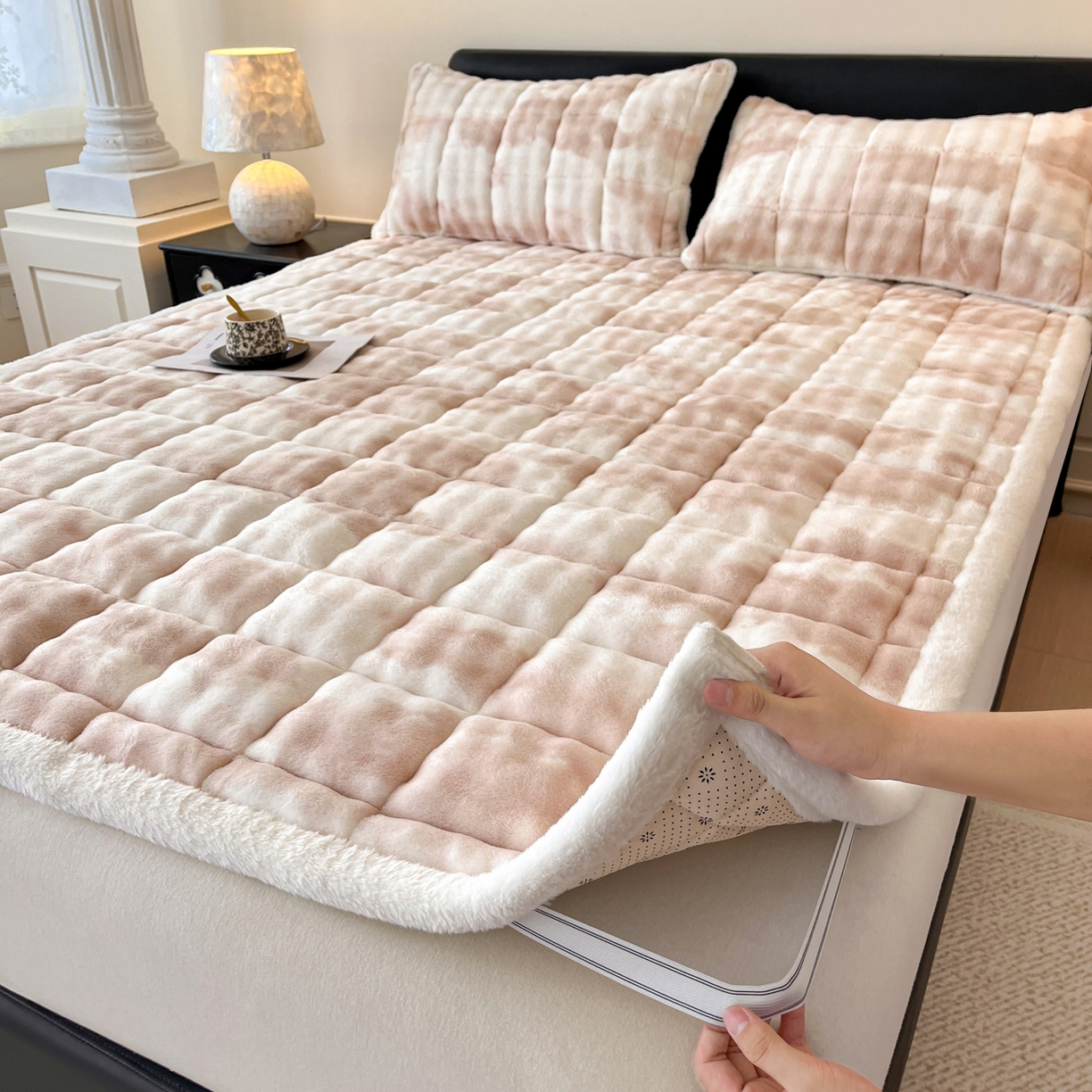 91家纺网 家纺一手货源 找家纺 卡伦家纺 2025新款兔毛绒高克重保暖床垫床褥 云端-奶咖