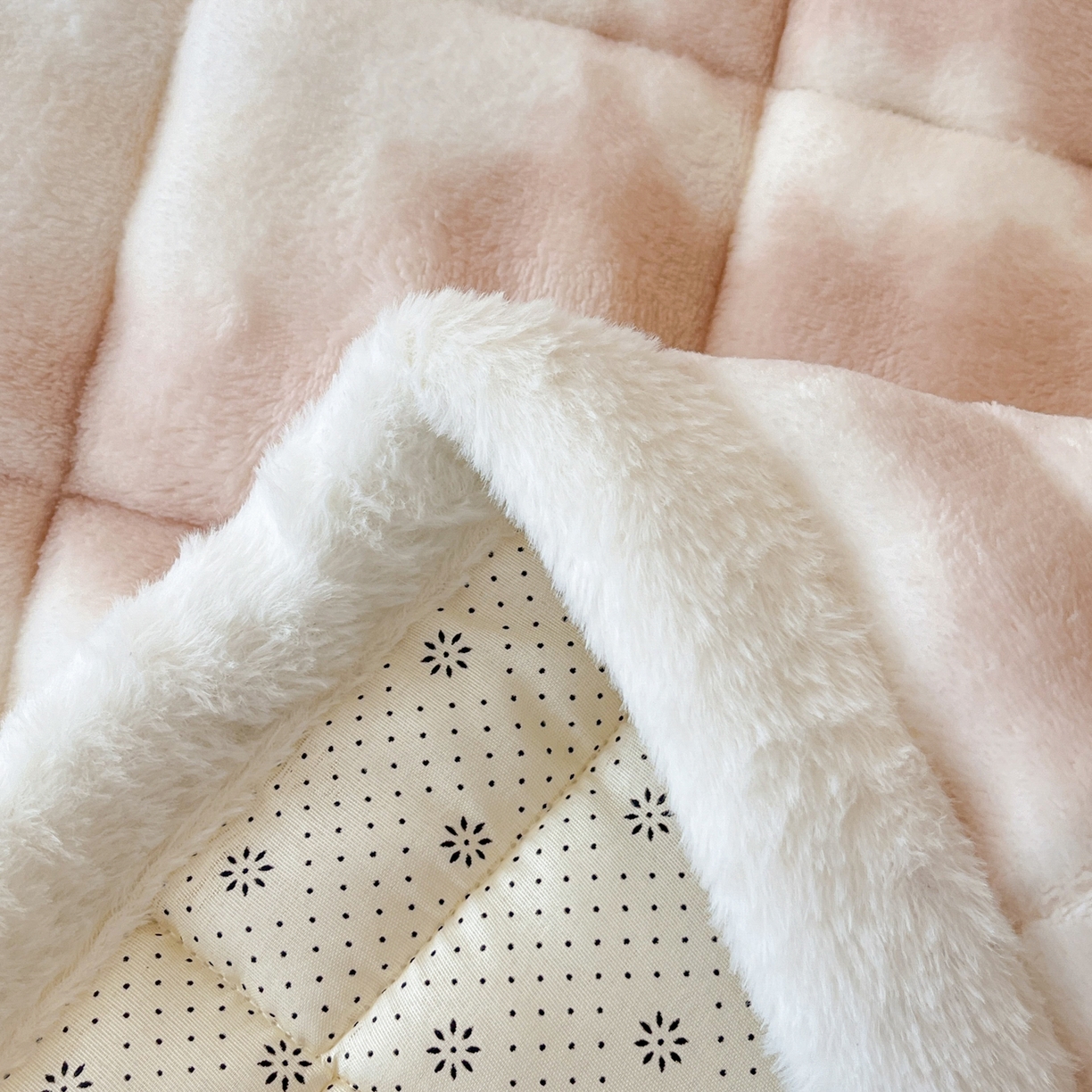 91家纺网 家纺一手货源 找家纺 卡伦家纺 2025新款兔毛绒高克重保暖床垫床褥 云端-奶咖