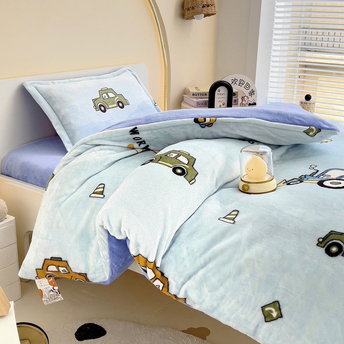 91家纺网 家纺一手货源 找家纺 梵赫 2025新款加厚牛奶绒三件套儿童套件幼儿园三件套系列 工程车队