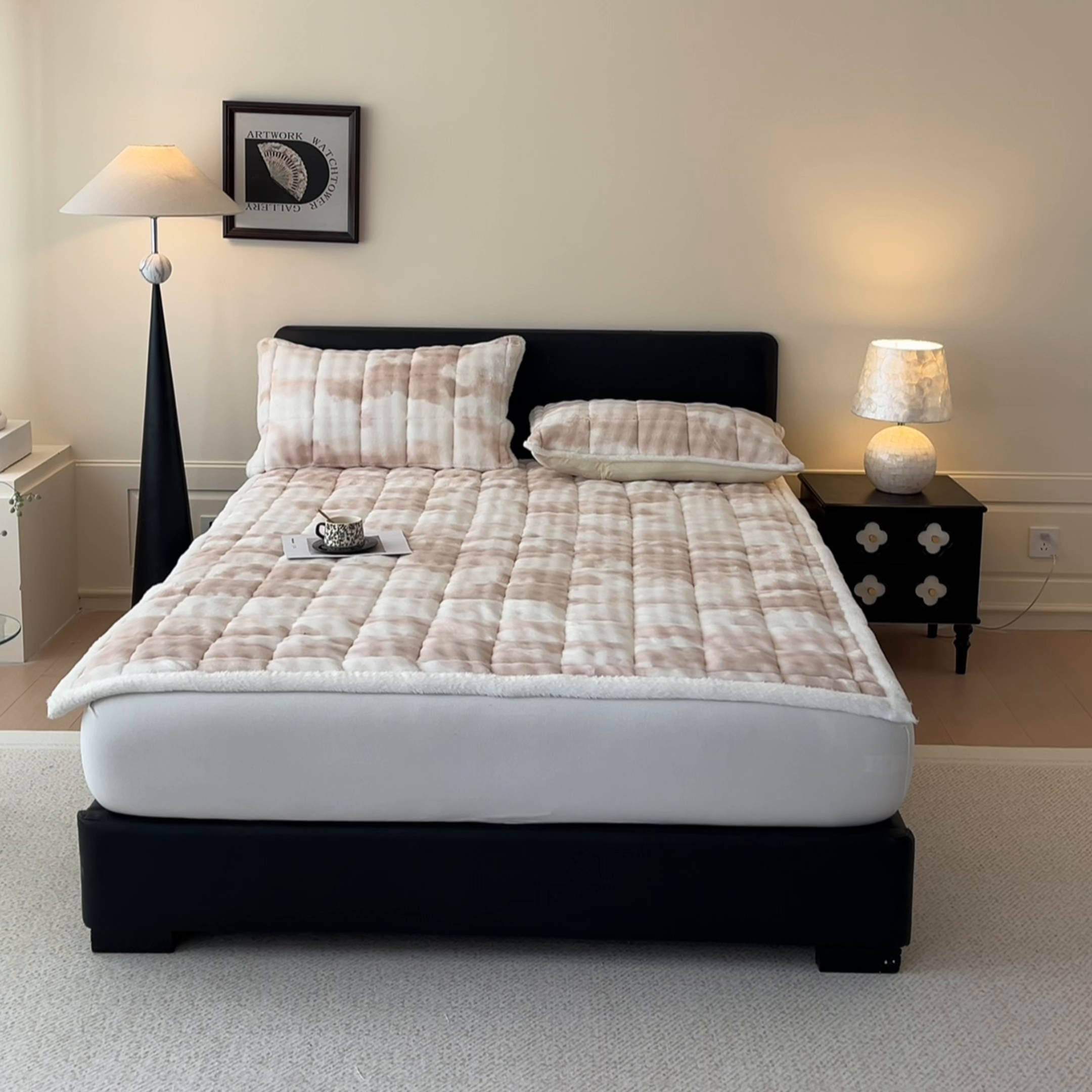 91家纺网 家纺一手货源 找家纺 卡伦家纺 2025新款兔毛绒高克重保暖床垫床褥 云端-奶咖