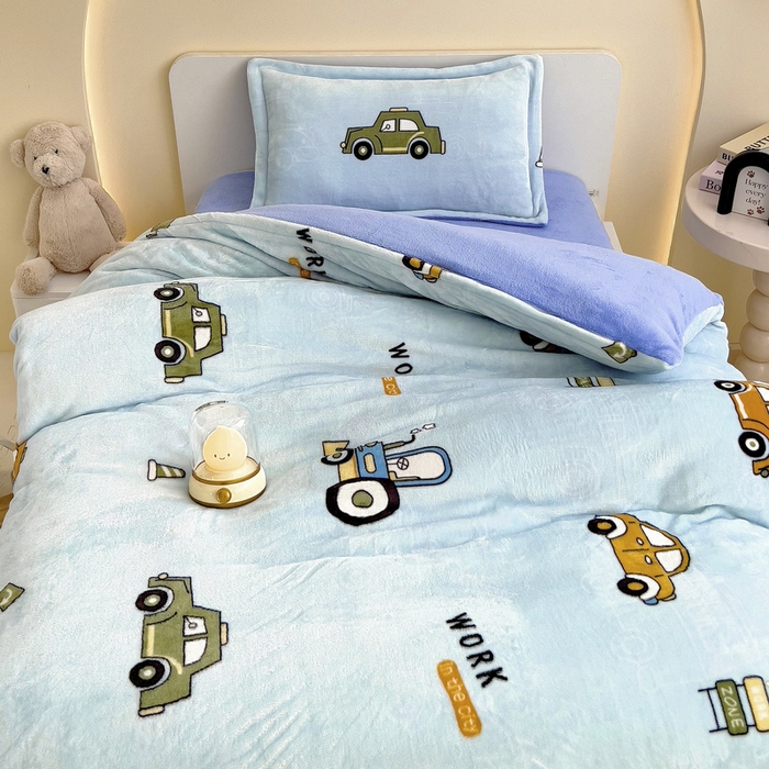 91家纺网 家纺一手货源 找家纺 梵赫 2025新款加厚牛奶绒三件套儿童套件幼儿园三件套系列 工程车队