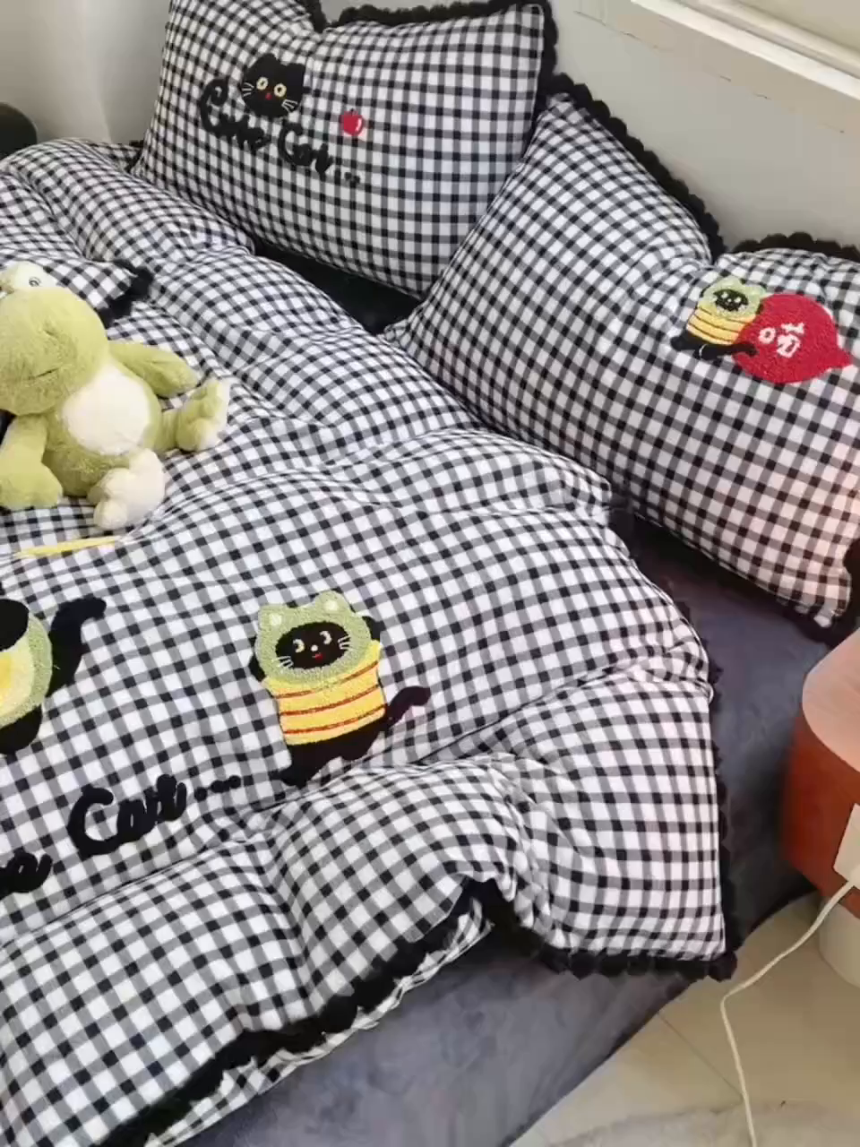 91家纺网 家纺一手货源 找家纺 （总）炫拼家纺 2025新款大眼萌小熊韩系黑毛球毛巾绣牛奶绒四件套