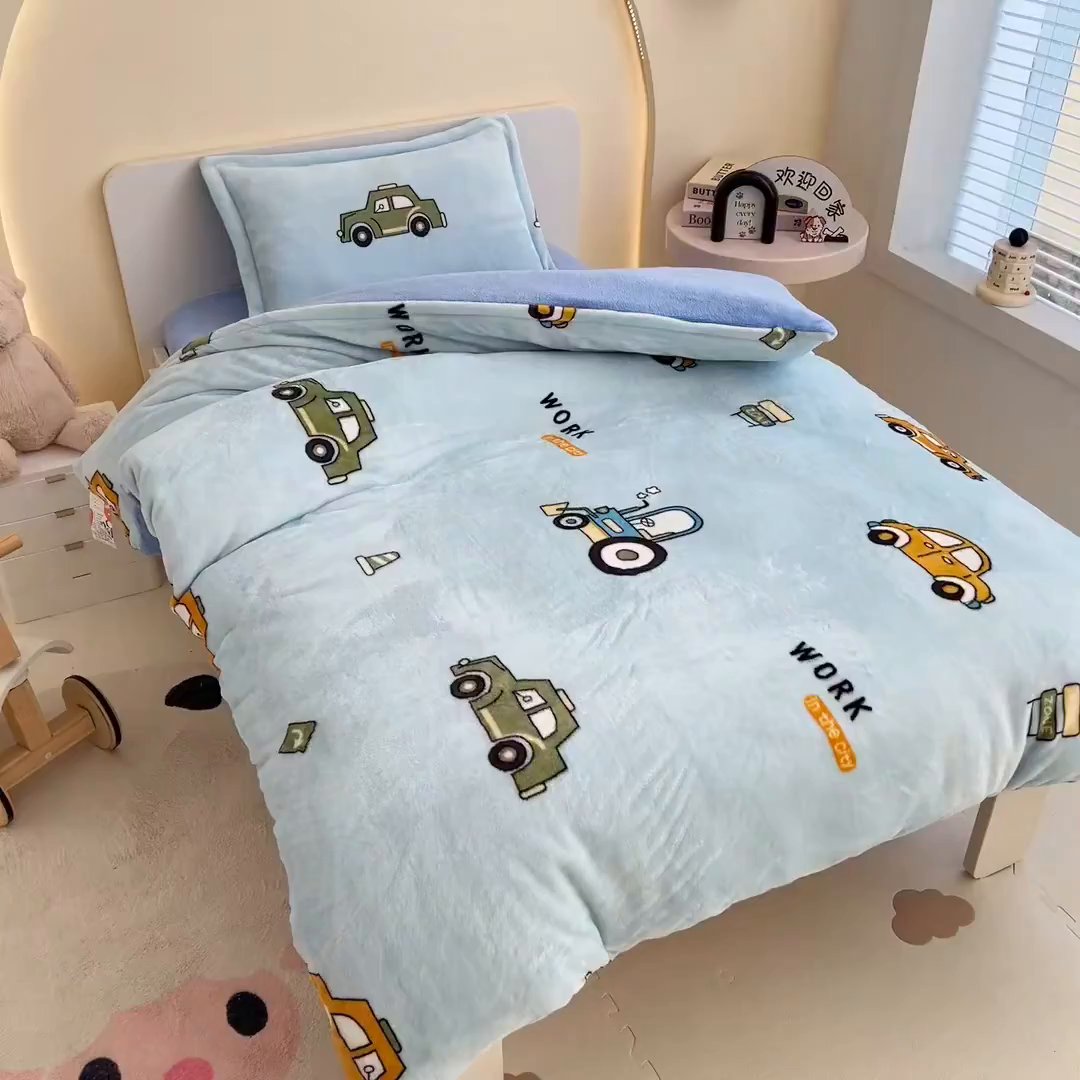 91家纺网 家纺一手货源 找家纺 梵赫 2025新款加厚牛奶绒三件套儿童套件幼儿园三件套系列 工程车队