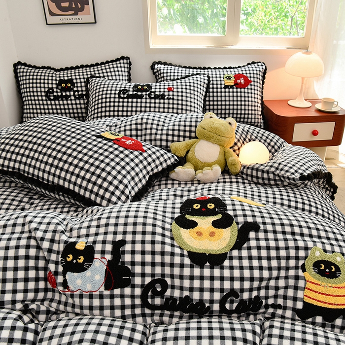 91家纺网 家纺一手货源 找家纺 （总）炫拼家纺 2025新款大眼萌小熊韩系黑毛球毛巾绣牛奶绒四件套