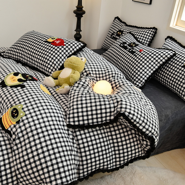 91家纺网 家纺一手货源 找家纺 （总）炫拼家纺 2025新款大眼萌小熊韩系黑毛球毛巾绣牛奶绒四件套