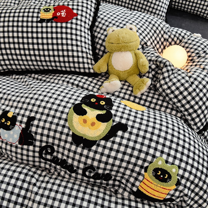 91家纺网 家纺一手货源 找家纺 （总）炫拼家纺 2025新款大眼萌小熊韩系黑毛球毛巾绣牛奶绒四件套