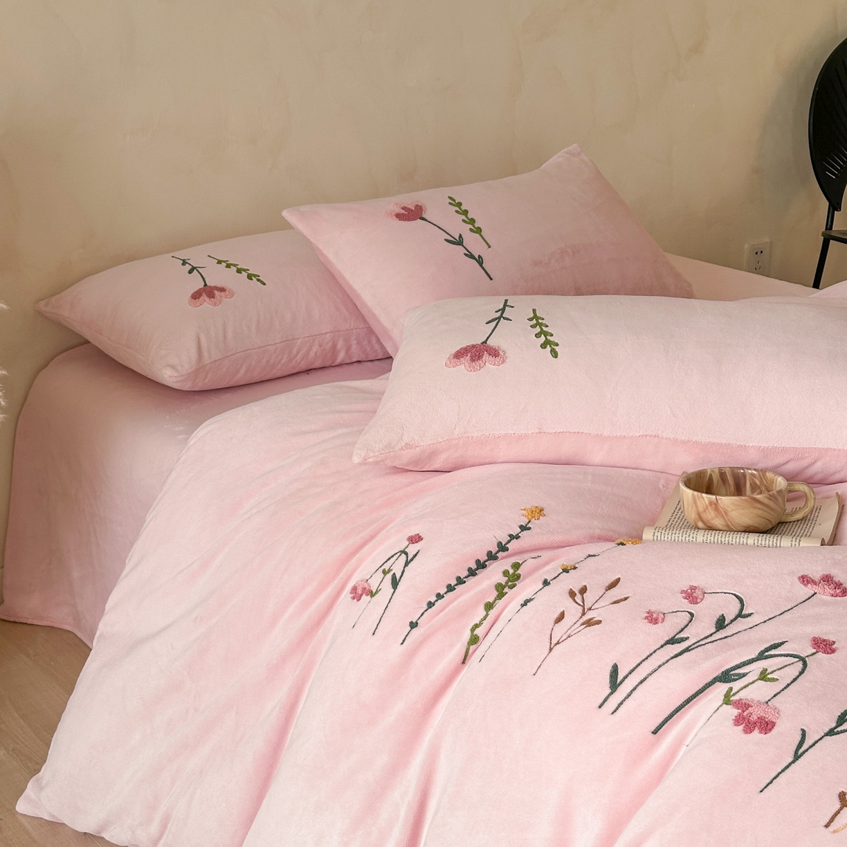 91家纺网 家纺一手货源 找家纺 羚羊语家纺 2025新款【正宗全消光】230克牛奶绒田园风四件套毛巾绣刺绣花秋冬加厚法莱绒法兰绒珊瑚绒三件套 如梦令-柔粉