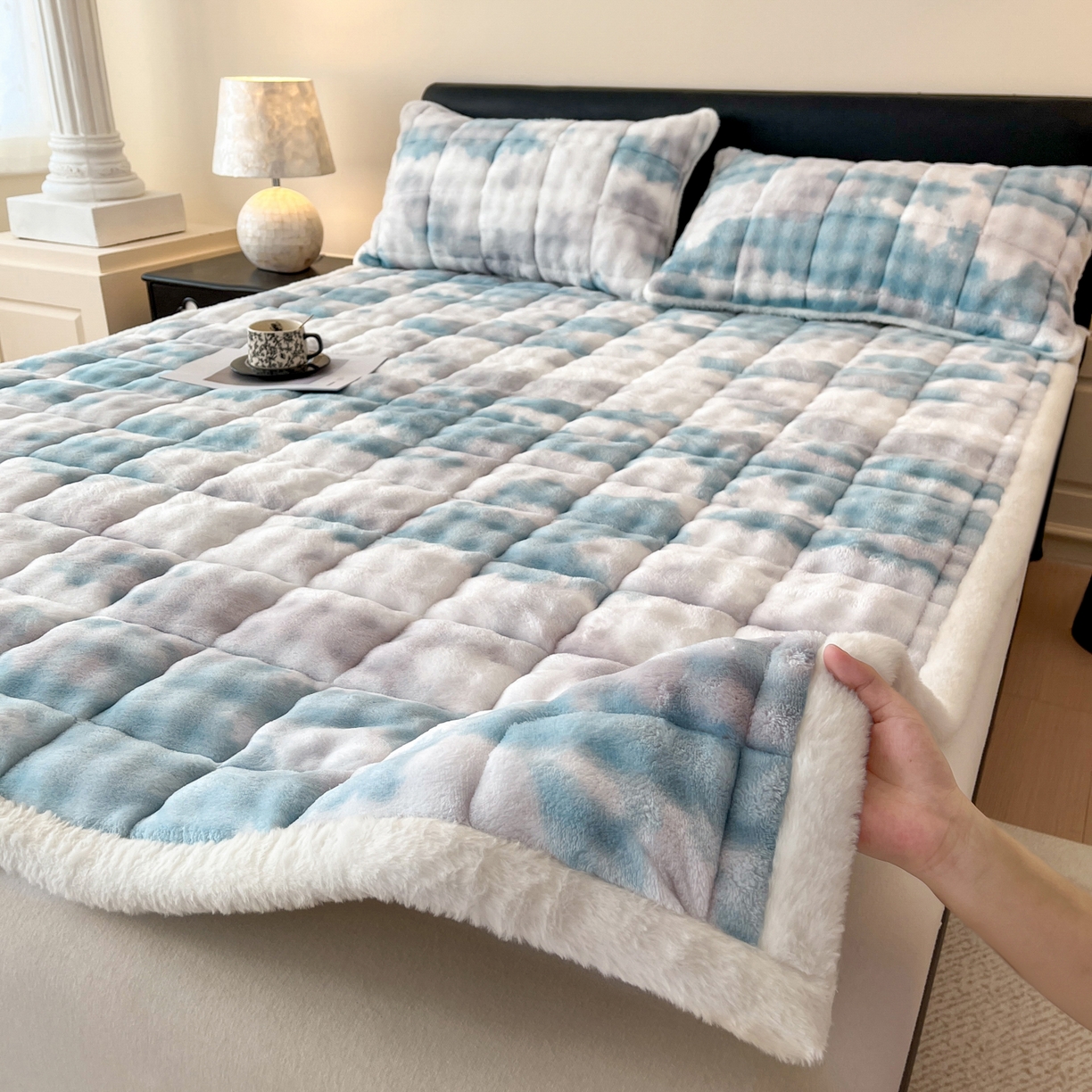 91家纺网 家纺一手货源 找家纺 卡伦家纺 2025新款兔毛绒高克重保暖床垫床褥 云端-青兰