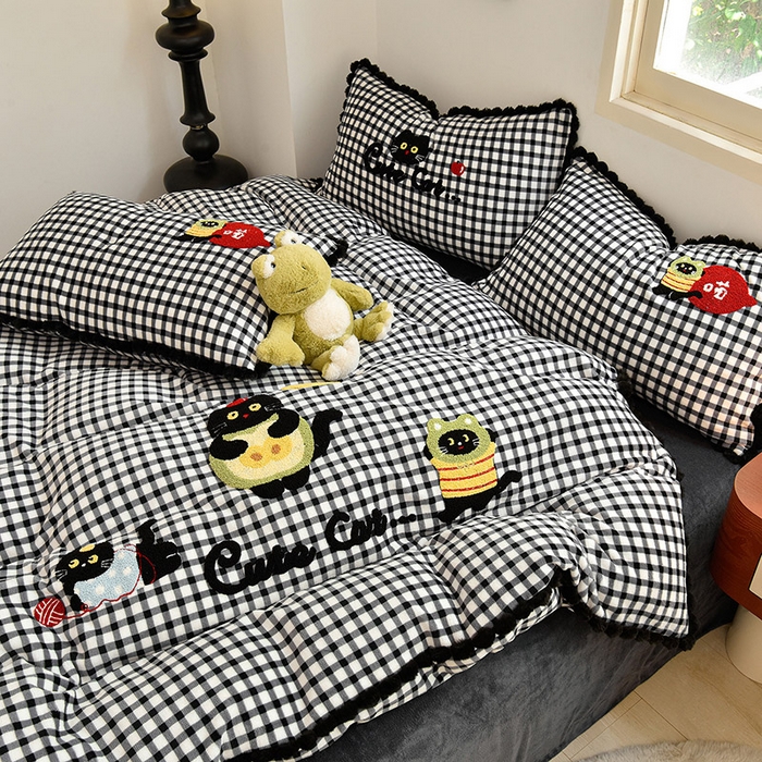 91家纺网 家纺一手货源 找家纺 （总）炫拼家纺 2025新款大眼萌小熊韩系黑毛球毛巾绣牛奶绒四件套