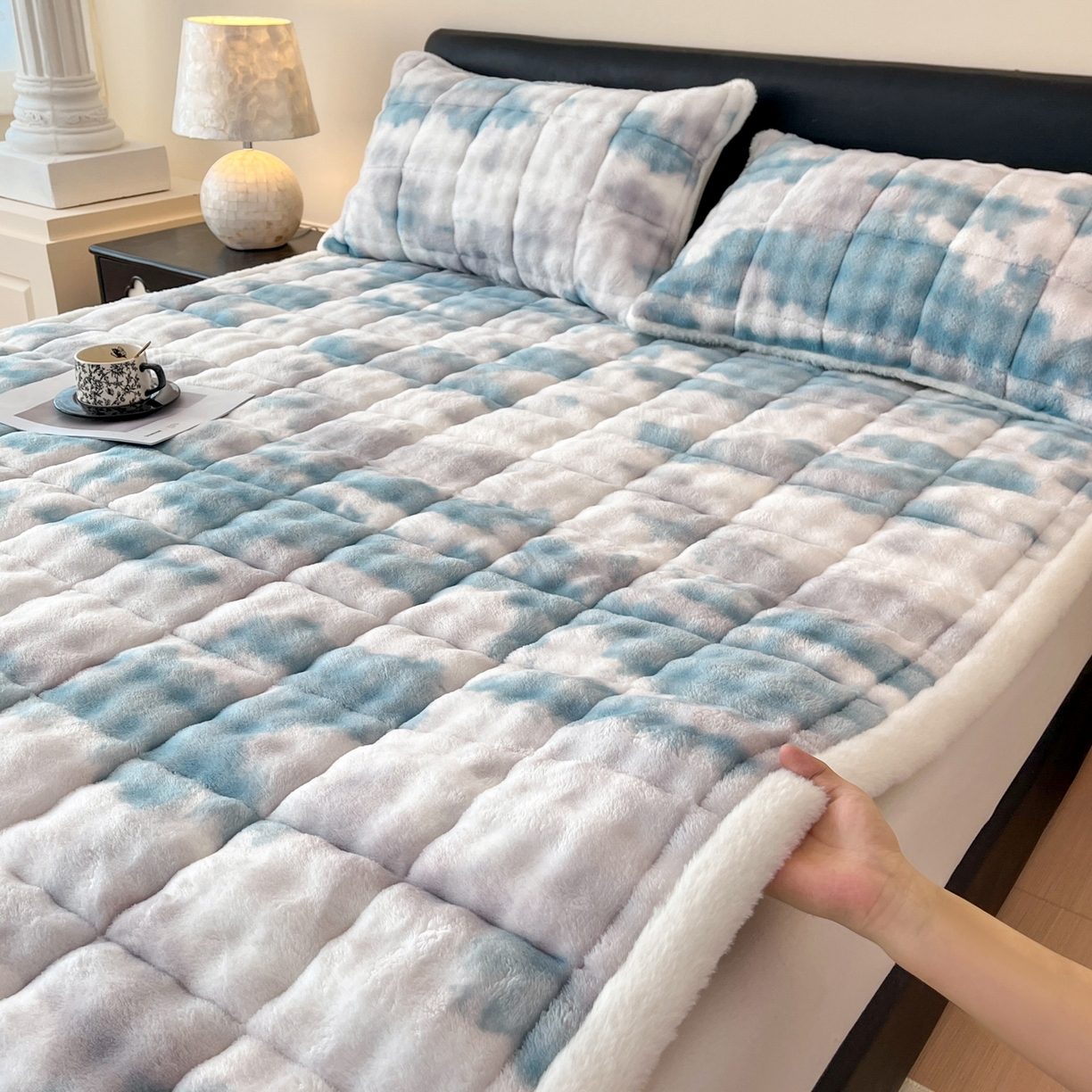 91家纺网 家纺一手货源 找家纺 卡伦家纺 2025新款兔毛绒高克重保暖床垫床褥 云端-青兰